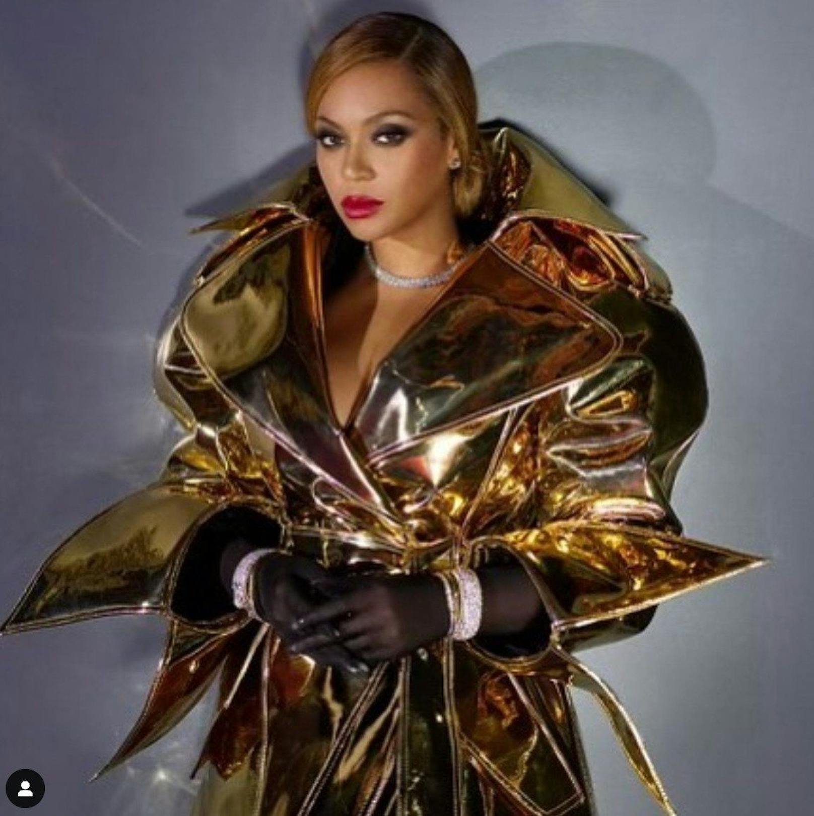 Die Diva des Pops in einem goldenen Mantel von Duran Latink.