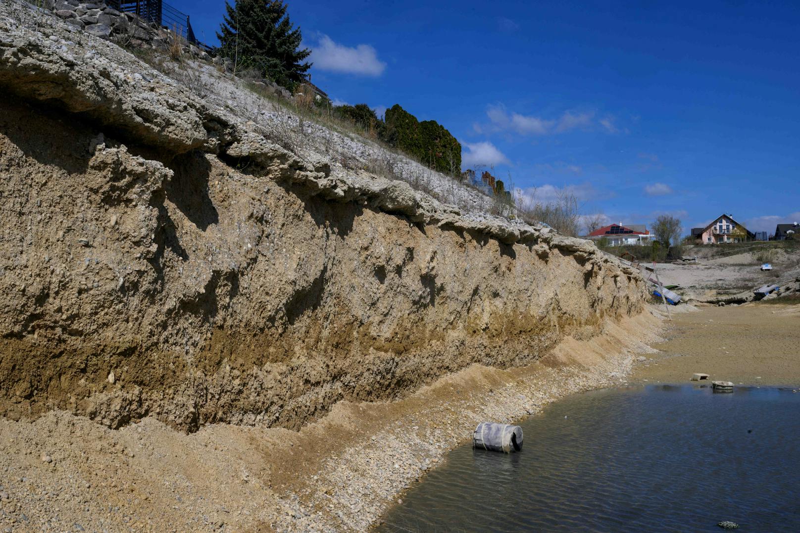 Badeseen in Wiener Neustadt knochentrocken: der fast ausgetrocknete <strong>Föhrensee</strong> am 4. April 2023.