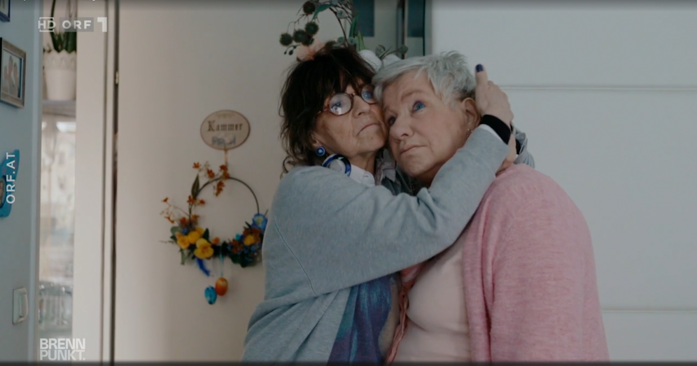 Christine (68) ist verzweifelt, Freundin Brigitte tröstet sie.