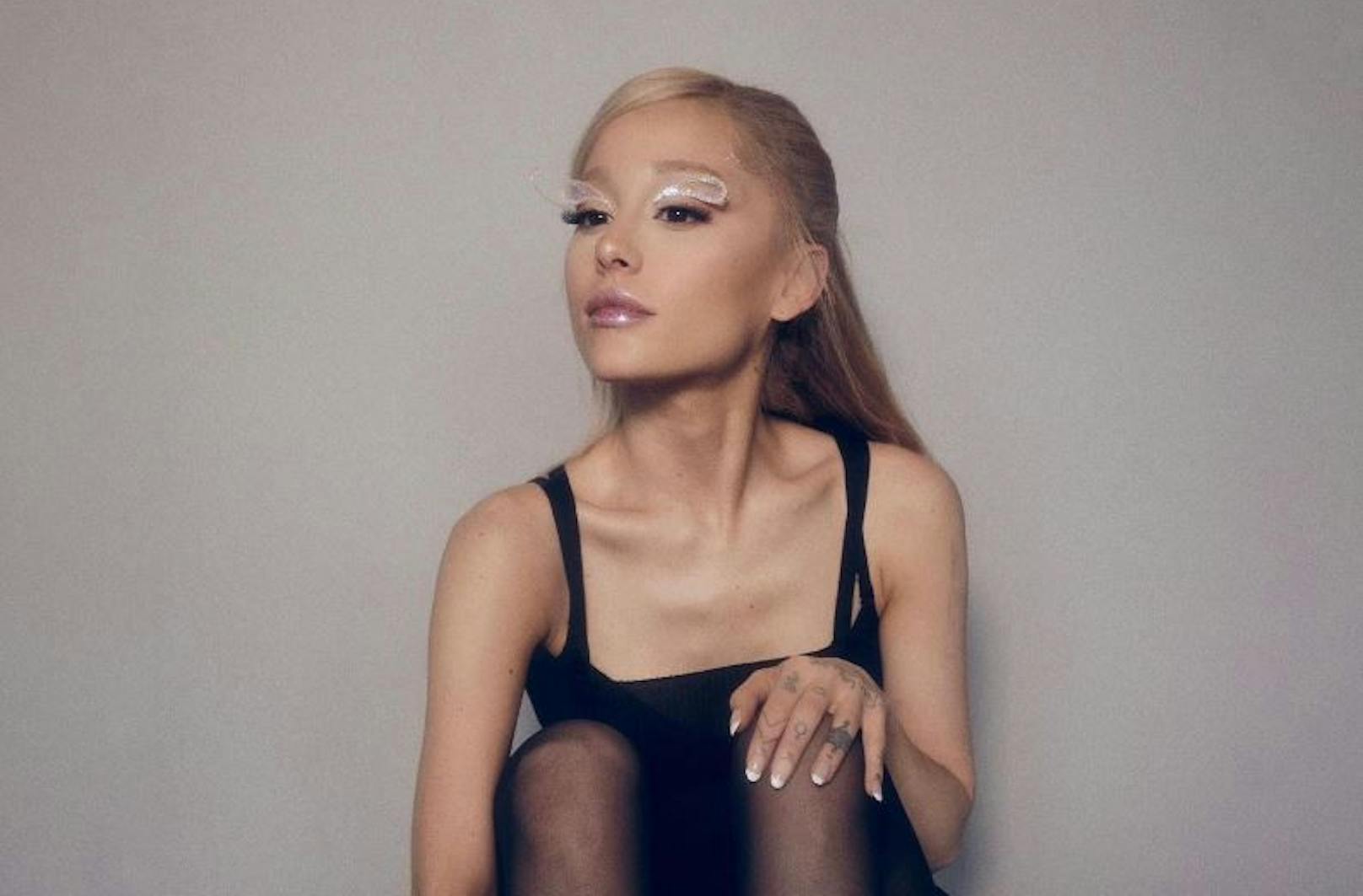 In ihrem&nbsp; TikTok-Video betont Sängerin Ariana Grande, dass man in Bezug auf den Körper anderer Personen eine fürsorglichere Haltung einnehmen soll.