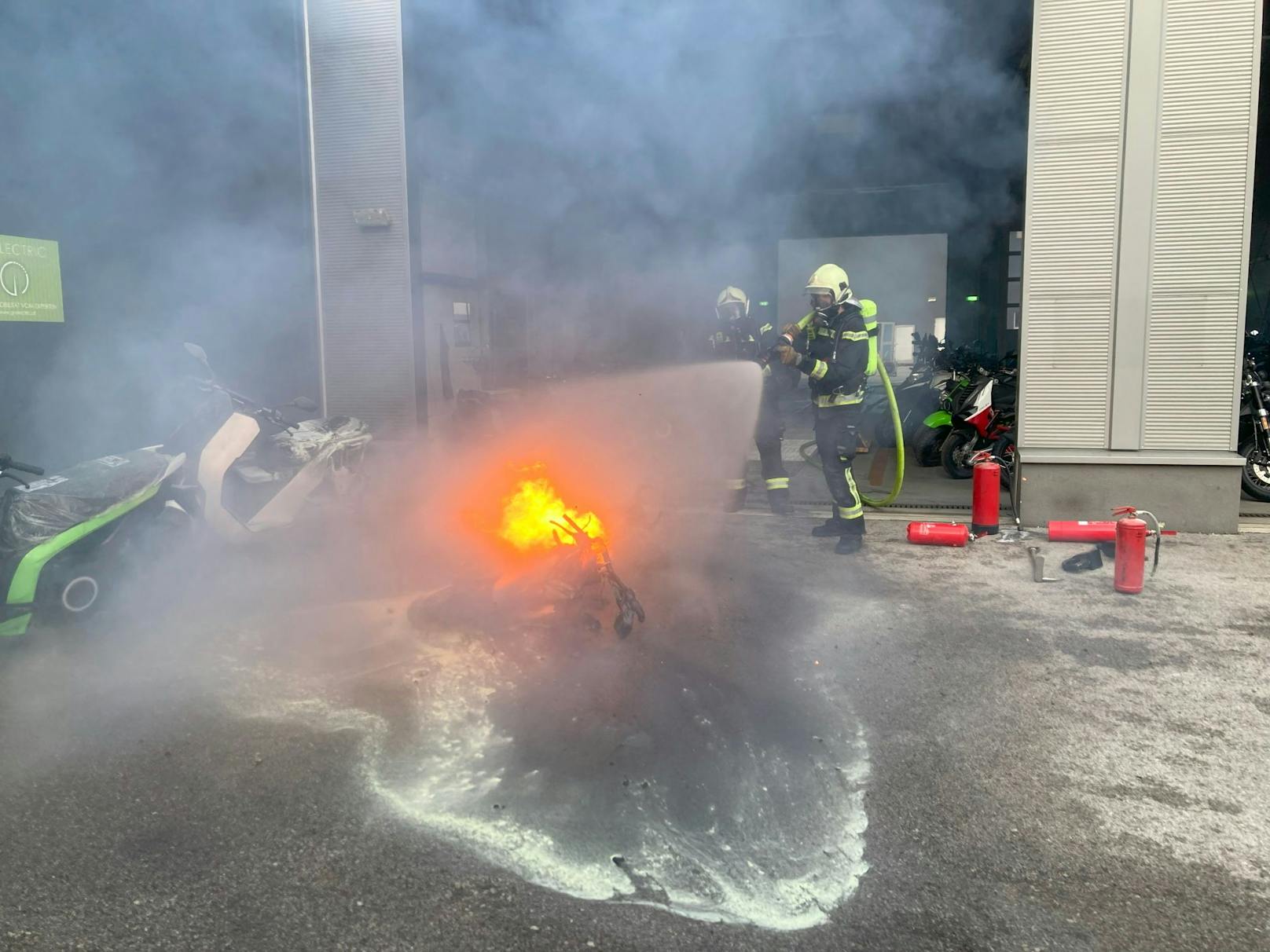 Mitarbeiter der Werkstatt hatten den Brand eigentlich schon abgelöscht, aber ...