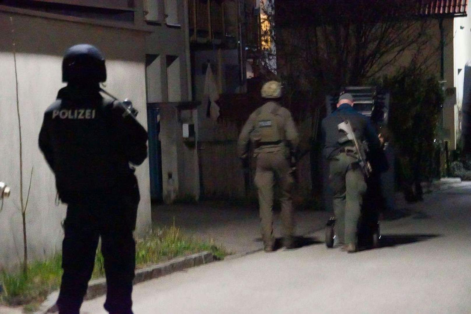 Polizei vor Tatort in Pielach