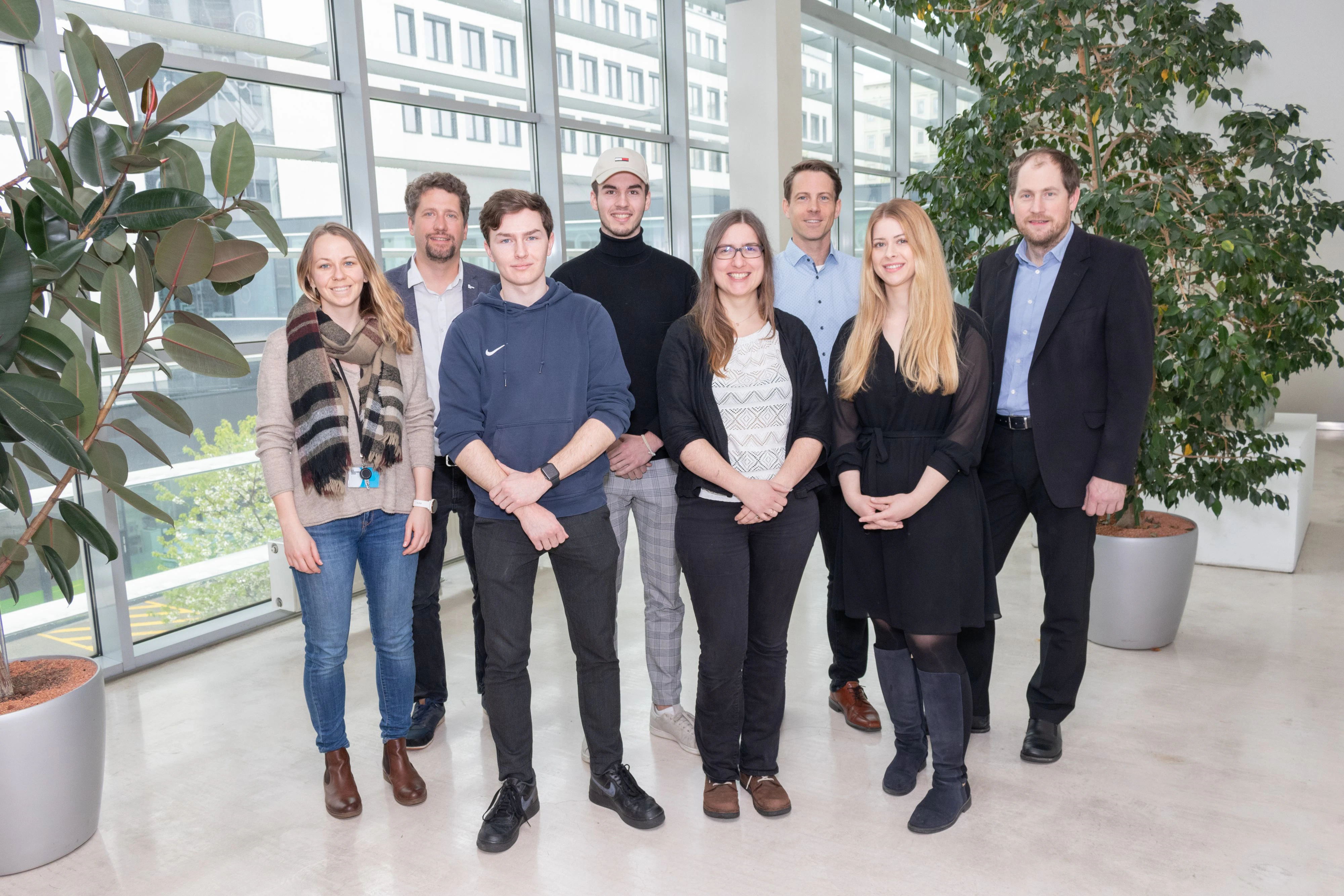 (v.l.n.r.) Kerstin Kraus (Outgoing-Studierendenmobilität FH Technikum Wien), Rafael Rasinger (Leiter Innovation, Scale-up and Networks FH Technikum Wien), Christian Straßmayr (Bachelor-Studiengang Wirtschaftsinformatik), Sebastian Neuhofer (Bachelor-Studiengang Mechatronik / Robotik), Anna-Katharina Heinzle (Bachelor-Studiengang Elektronik &amp; Wirtschaft), Georg Fürlinger (Silicon Valley Mentor – Atlantics Innovation), Katja Gruber (Master-Studiengang Ökotoxikologie &amp; Umweltmanagement), Florian Eckkrammer (Geschäftsführer FH Technikum Wien) und Christian Fuchs (Managing Director von Wüstenrot Technology – nicht am Bild).