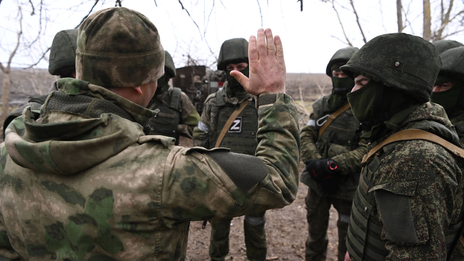 Russische Soldaten einer Artillerieeinheit im Süden der Ukraine im Februar 2023. 