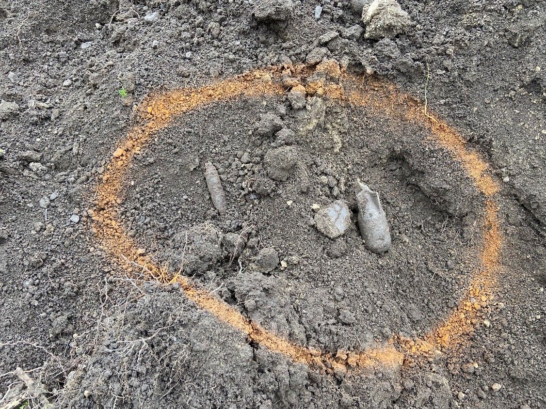 Bei dem aufgefundenen Material handelt es sich wohl um eine Panzergranate und einen Teil einer Wurfgranate, vermutlich aus dem Zweiten Weltkrieg. 