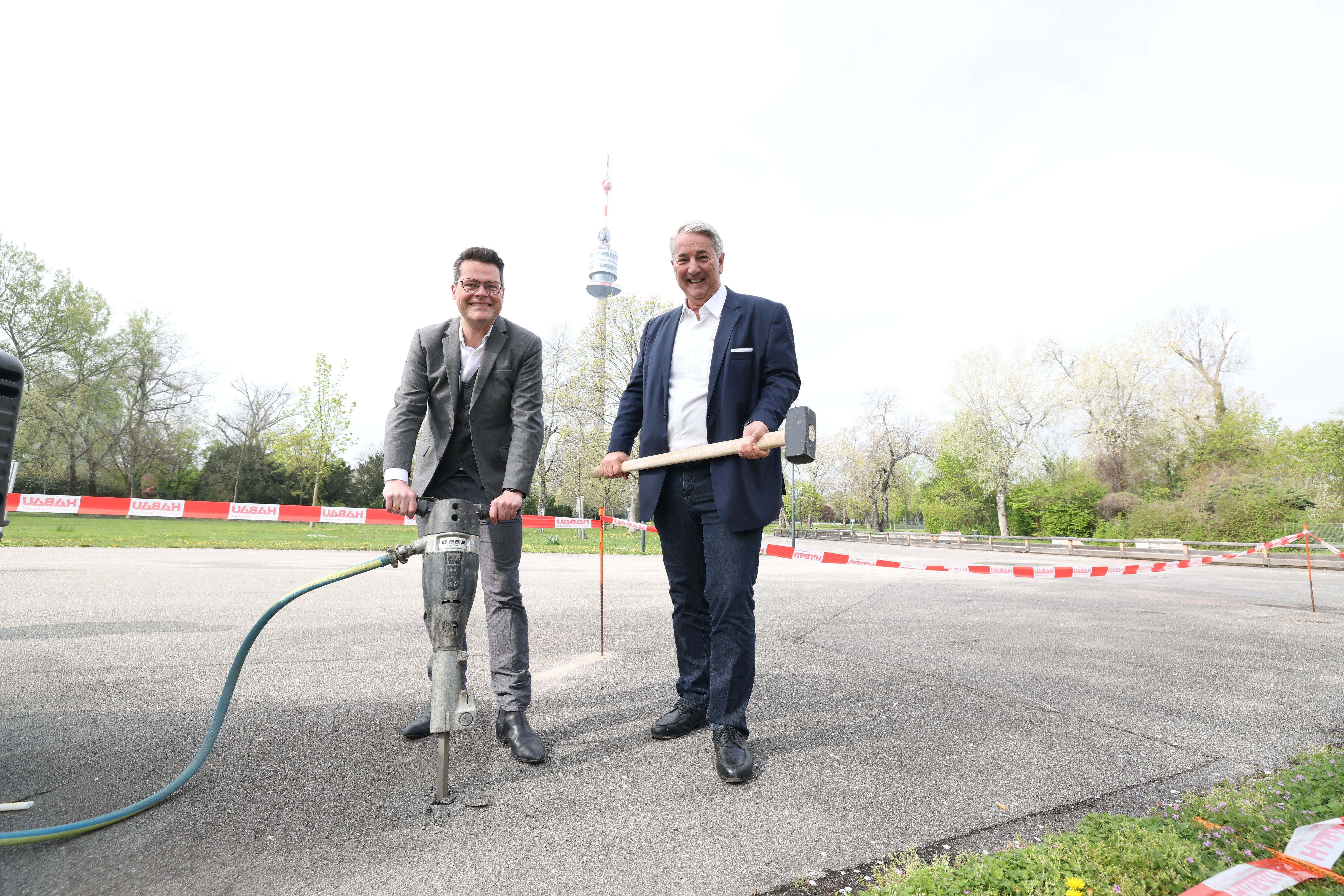 Klimafitte Umgestaltung des Donaupark: Klimastadtrat Jürgen Czernohorszky (SPÖ) und Bezirksvorsteher Ernst Nevrivy (SPÖ) zum Auftakt der Neugestaltung