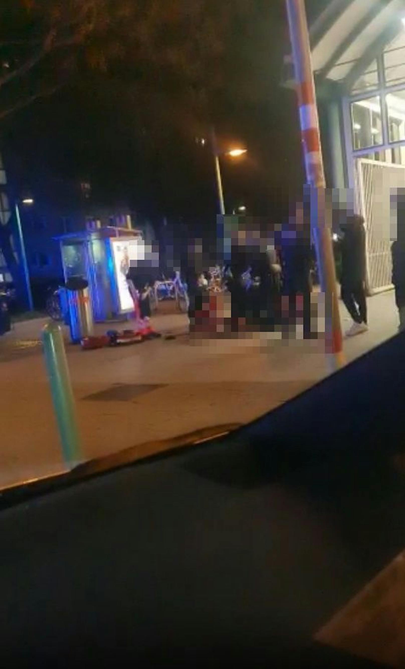 Ein Mann ist in der Nacht auf Donnerstag in Wien-Brigittenau von mehreren Personen <a data-li-document-ref="100267060" href="https://www.heute.at/s/mann-in-wien-von-macheten-maennern-schwer-verletzt-100267060">mit einer Machete attackiert</a> worden.