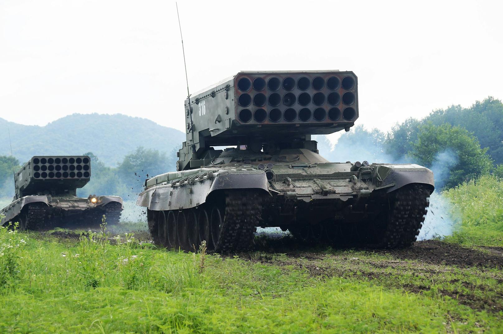 Zwei TOS-1A "Solnzepjok" während einer Übung in Russland, 2019.