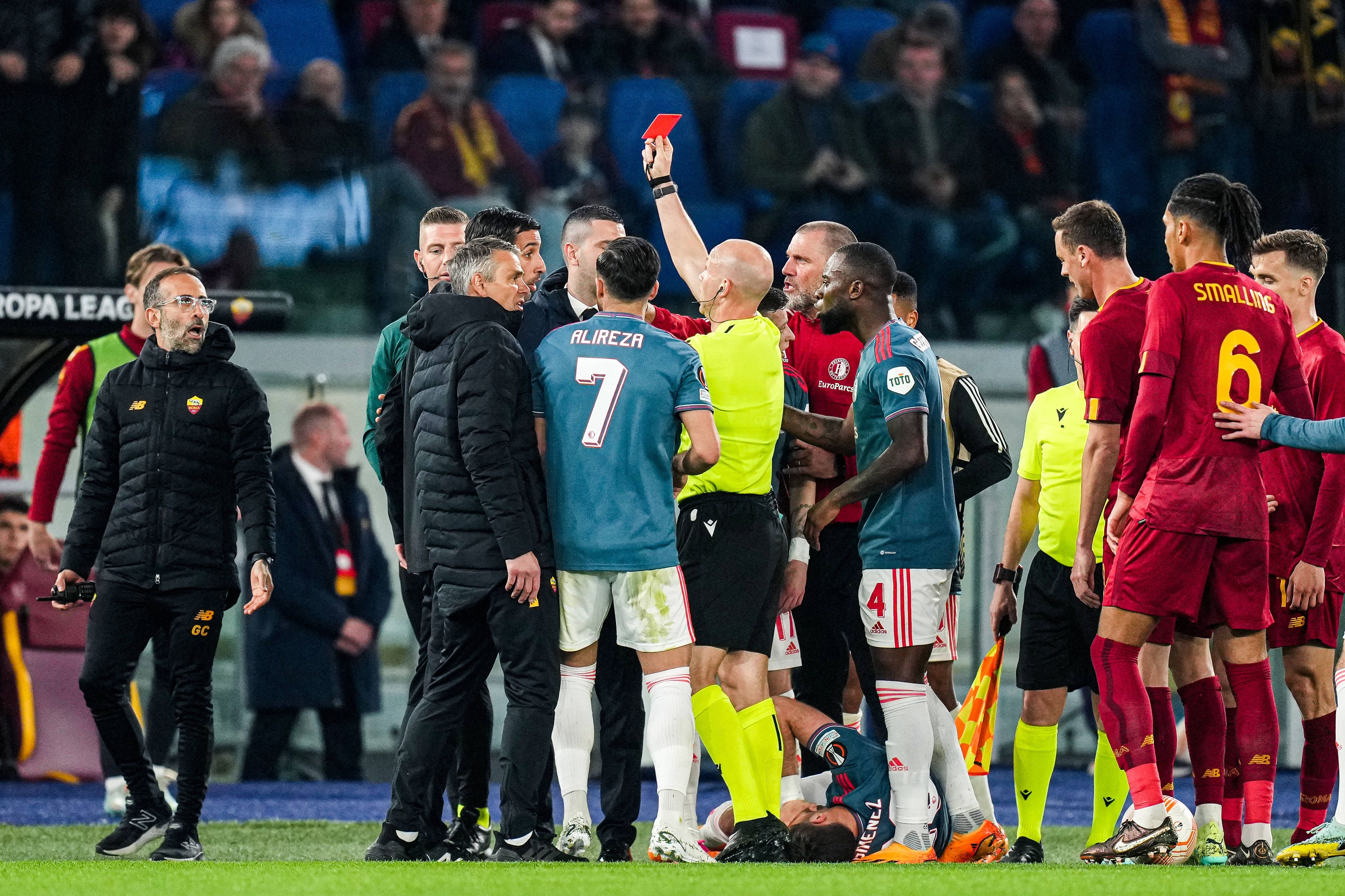Salvatore Foti, Co-Trainer von Jose Mourinho bei der Roma, flog mit Rot vom Platz. 
