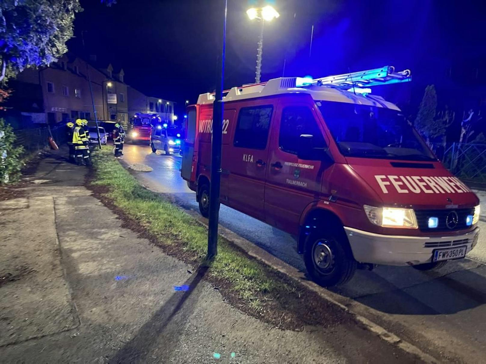 Feuerwehr, Polizei und Notarzt standen in Tullnerbach im Einsatz.