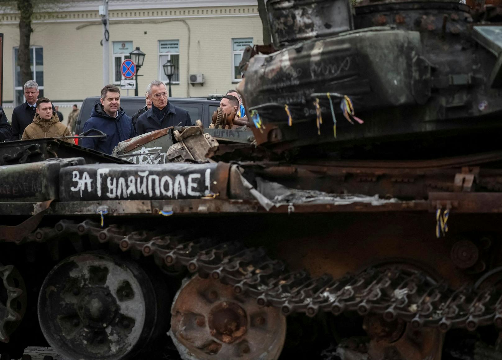 Am Vormittag des 20. April hat NATO-Generalsekretär Jens Stoltenberg überraschend Kiew besucht. Bilder auf Social Media zeigten den 64-Jährigen, wie er etwa an einer Gedenkveranstaltung für die gefallenen ukrainischen Kämpfer teilnahm.