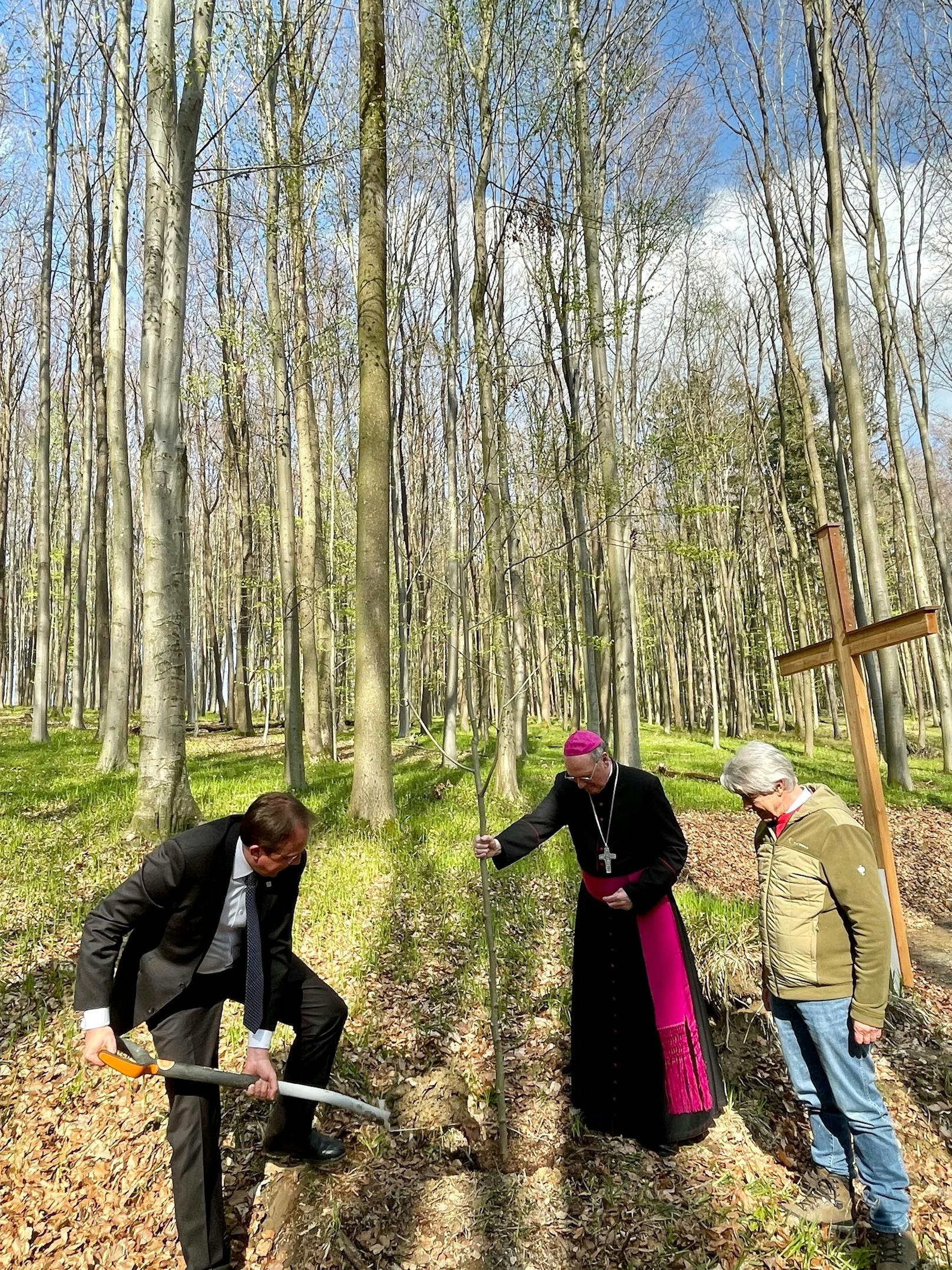 Bischof Alois Schwarz, Bürgermeister Matthias Stadler und Klosterwald-Manager Christian Berner eröffneten den neuen Friedhof jetzt feierlich.