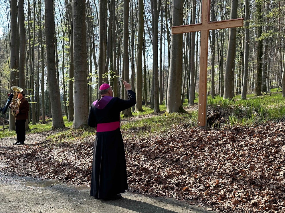 Bischof Alois Schwarz eröffnete und segnete den neuen Klosterwald im Süden St. Pöltens.