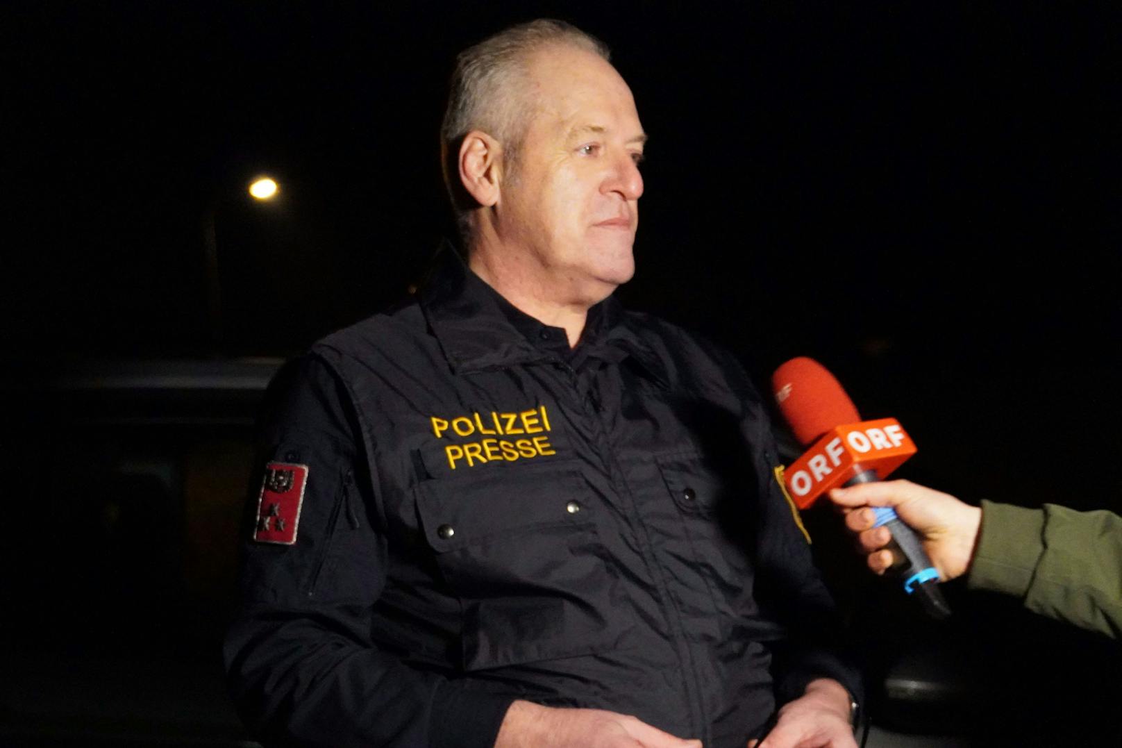 Polizeisprecher Raimund Schwaigerlehner am Tatort im "ORF"-Interview