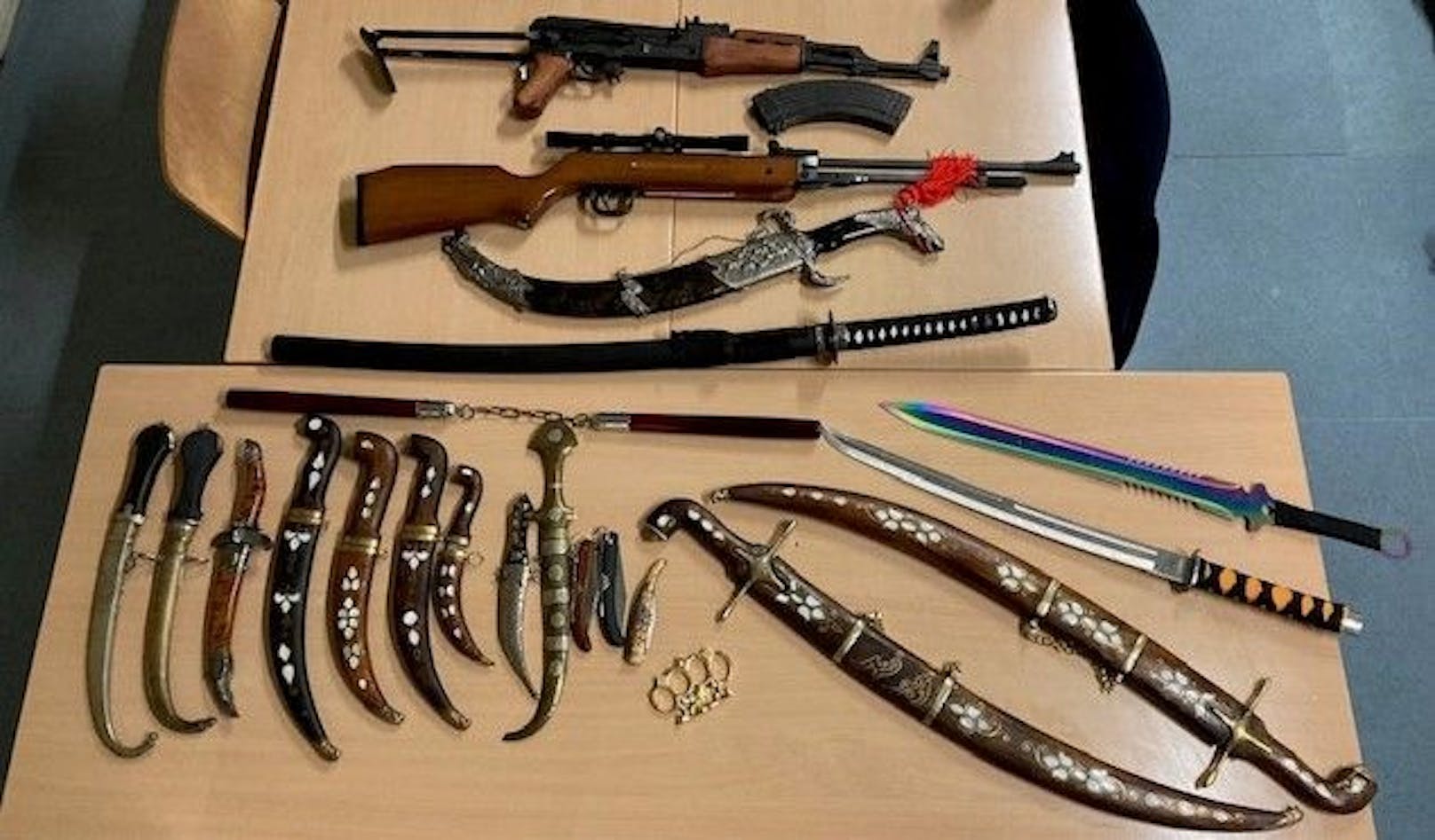 Die 22 Waffen wurden von der Polizei sichergestellt.