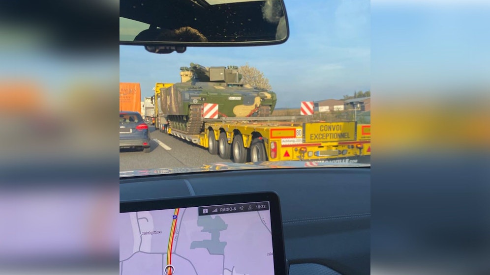 Ein Panzer aus Deutschland war am Donnerstagabend auf der Westautobahn unterwegs. 