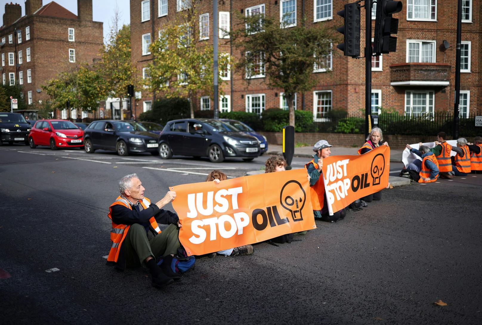 "Just Stop Oil" blockieren auch immer wieder wichtige Straßen.