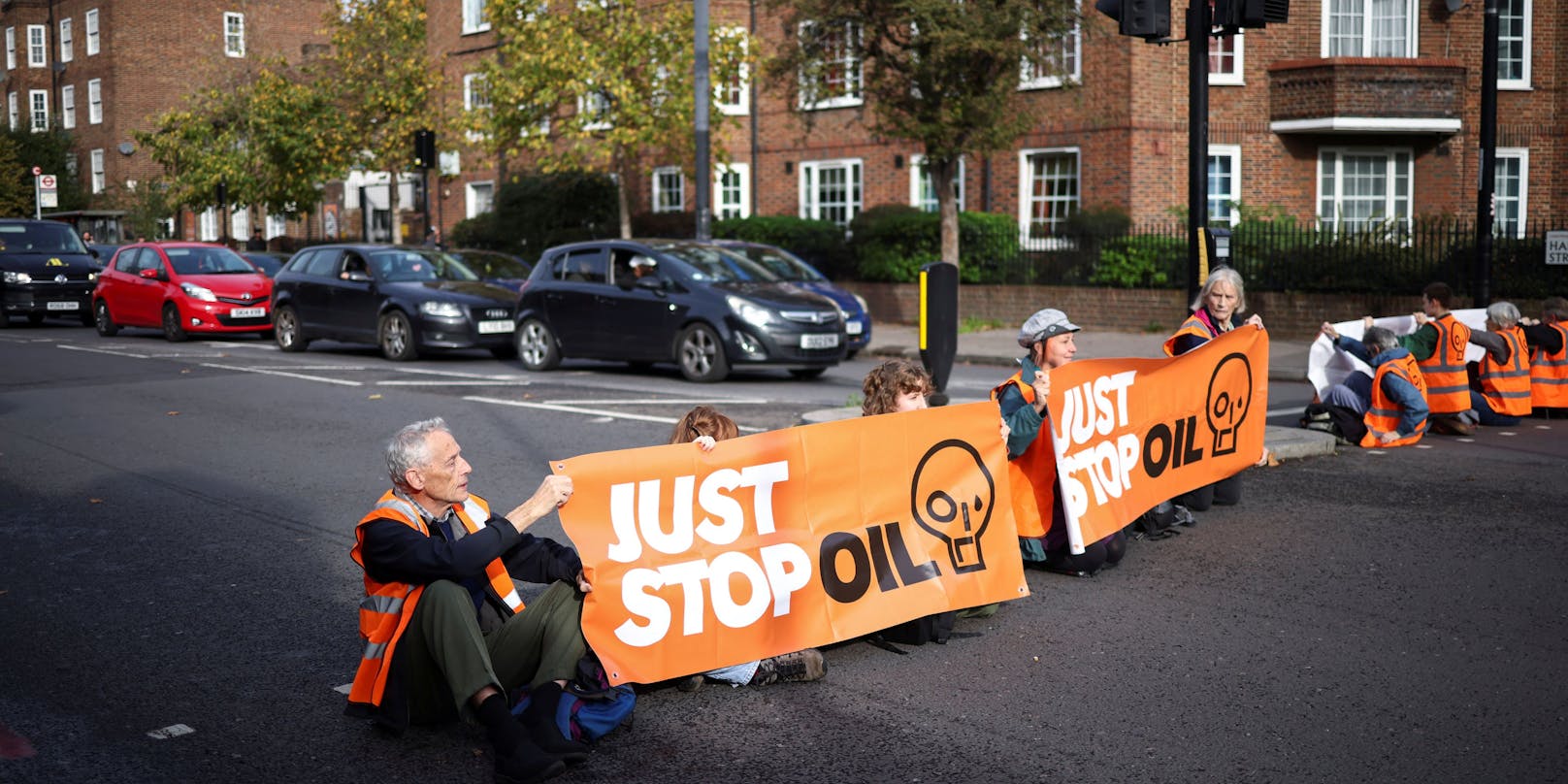 "Just Stop Oil" blockieren auch immer wieder wichtige Straßen.