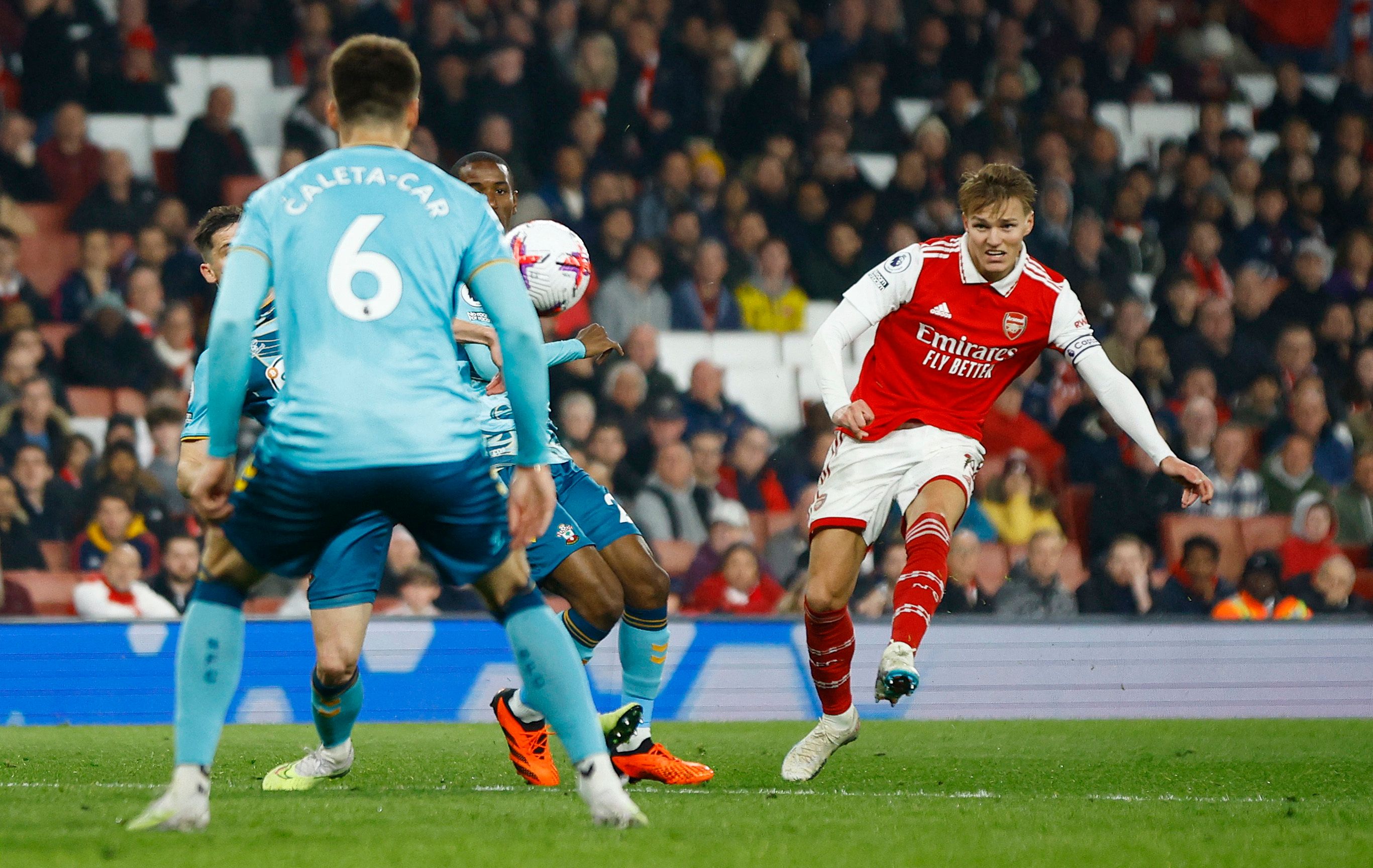 Martin Ödegaard trifft für Arsenal London. 