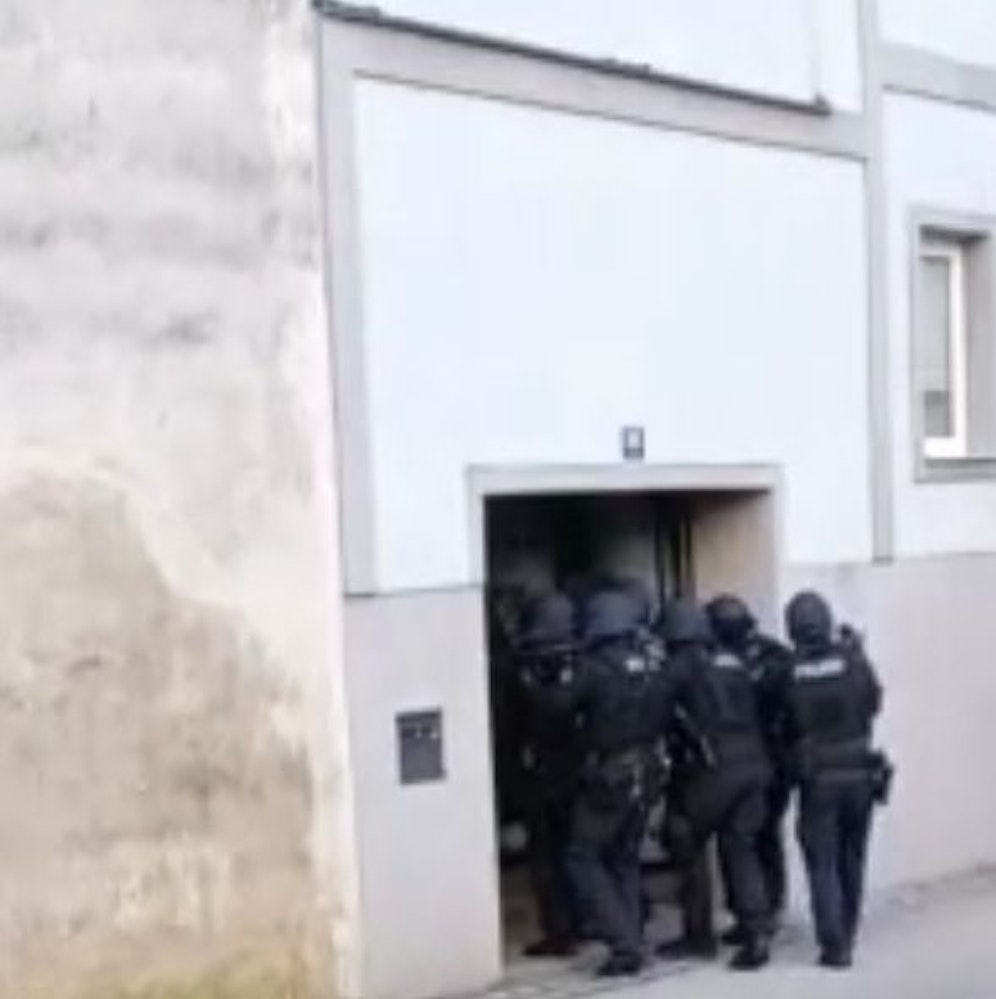 Einsatzkräfte der Polizei gingen kurz nach 19 Uhr ins Gebäude, holten den Stiefvater heraus.