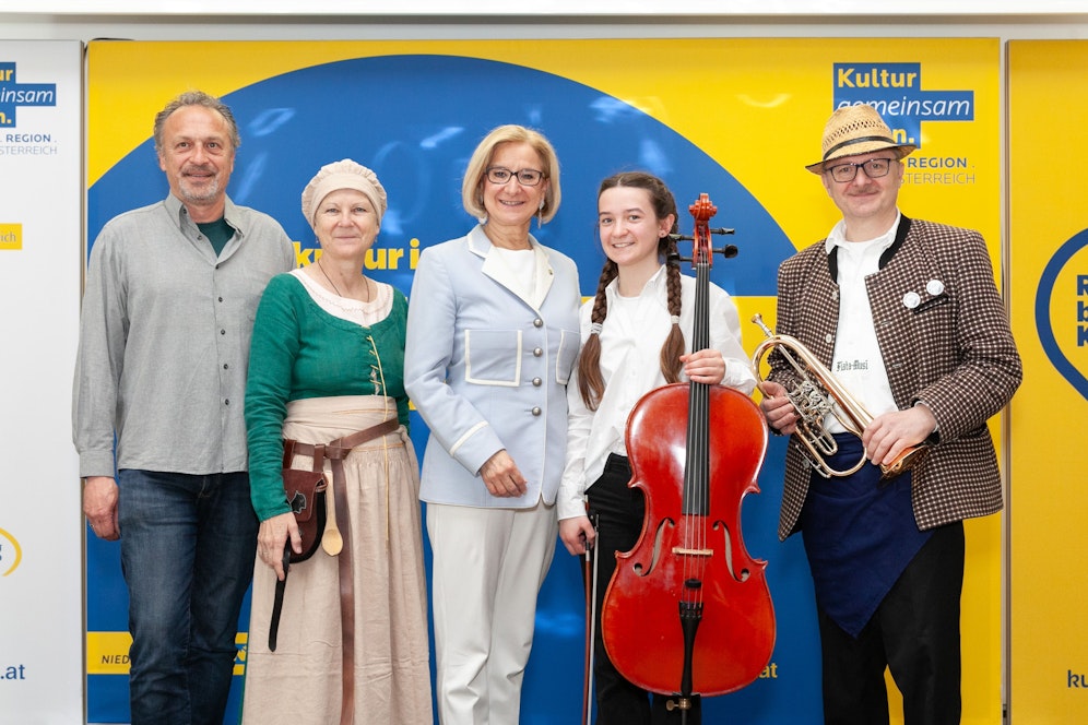 Landeshauptfrau Johanna Mikl-Leitner (Mitte) mit Andreas Rathmanner vom Kulturzug Kamptalbahn, Christine Dworschak vom Szenarium Araburg, Musikschülerin Annalena Dürauer sowie Franz Schönauer von der Fiatamusi.