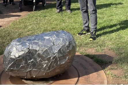 Für das Werk des Künstlers Michael Johnson hat die Gemeinde mehr als 6.700 Euro ausgegeben.