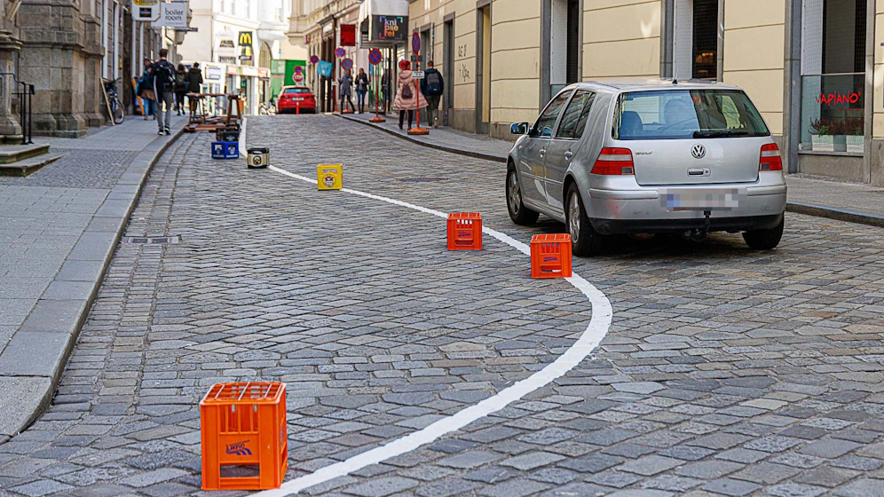 In der Linzer Domgasse wird derzeit schon emsig gearbeitet. Beim Lokalaugenschein am Donnerstag haben offenbar die Gastronomen der Gasse ihre neuen autofreien Zonen bereits mit Bierkisten 