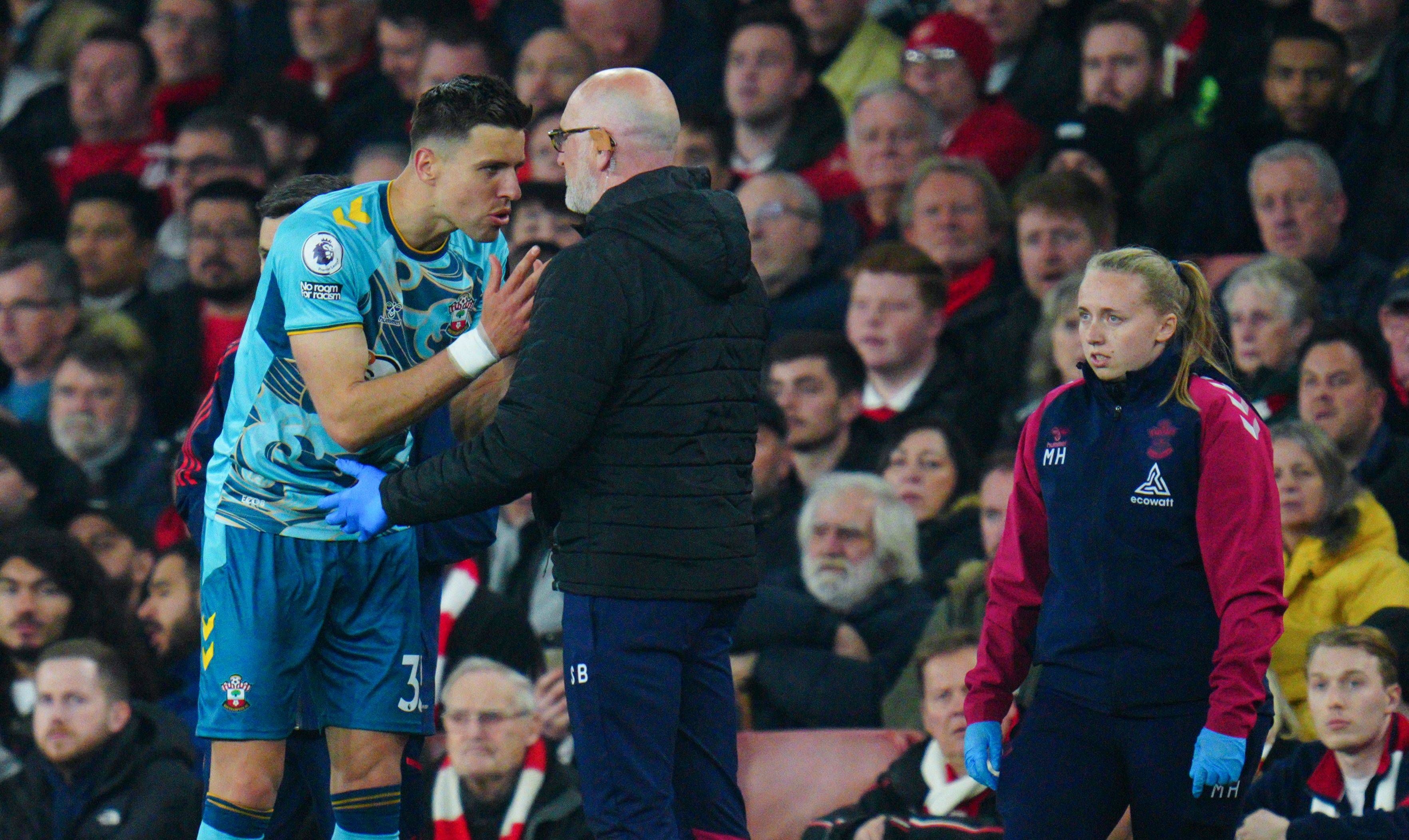Jan Bednarek wurde von Gabriel Martinelli wild unterlaufen, musste danach ausgetauscht werden. 