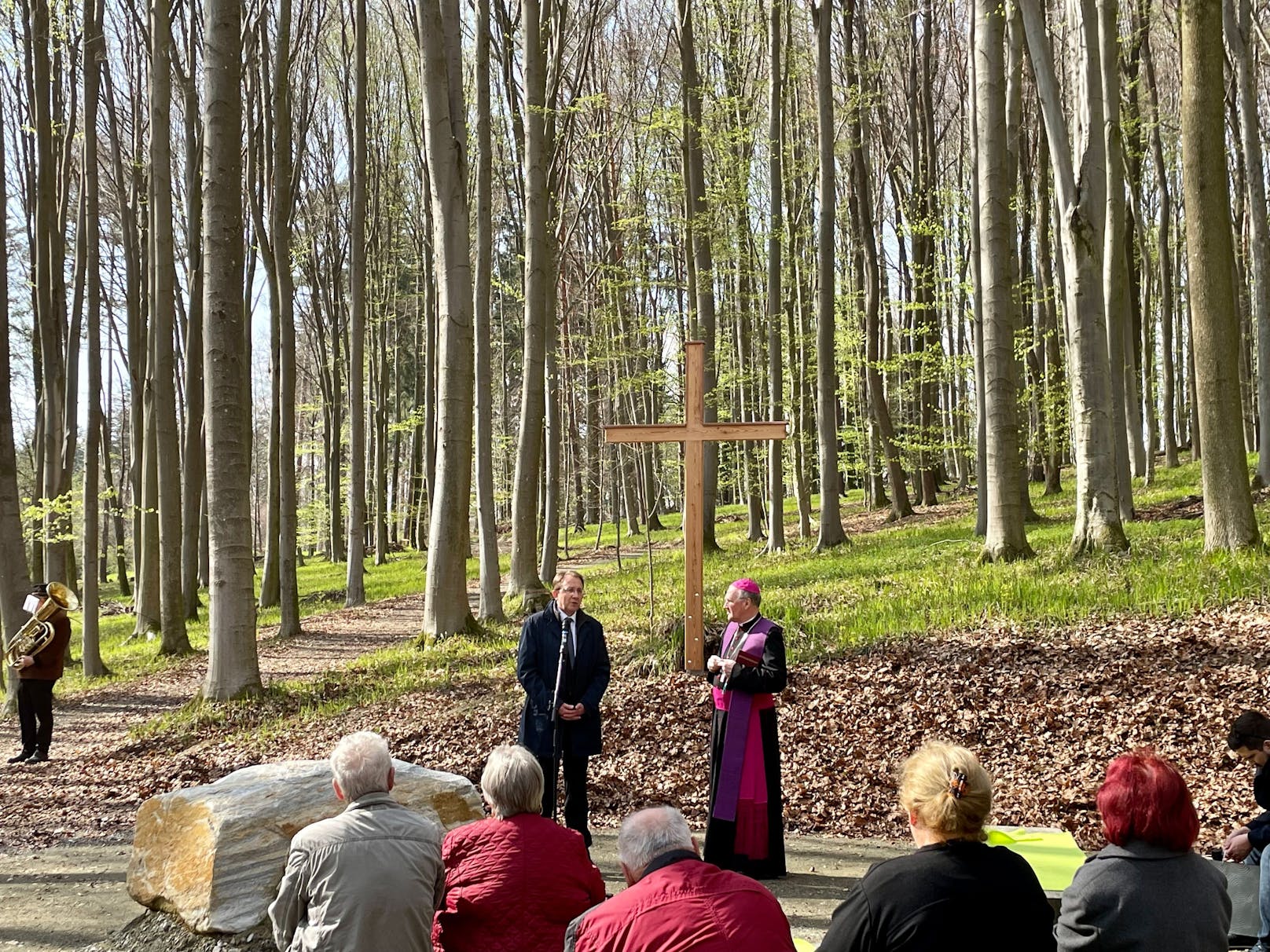 Der Klosterwald soll auch ein Ausflugsziel sein, ein Ort für "Ruhe und Einkehr", betonte Bischof Schwarz.