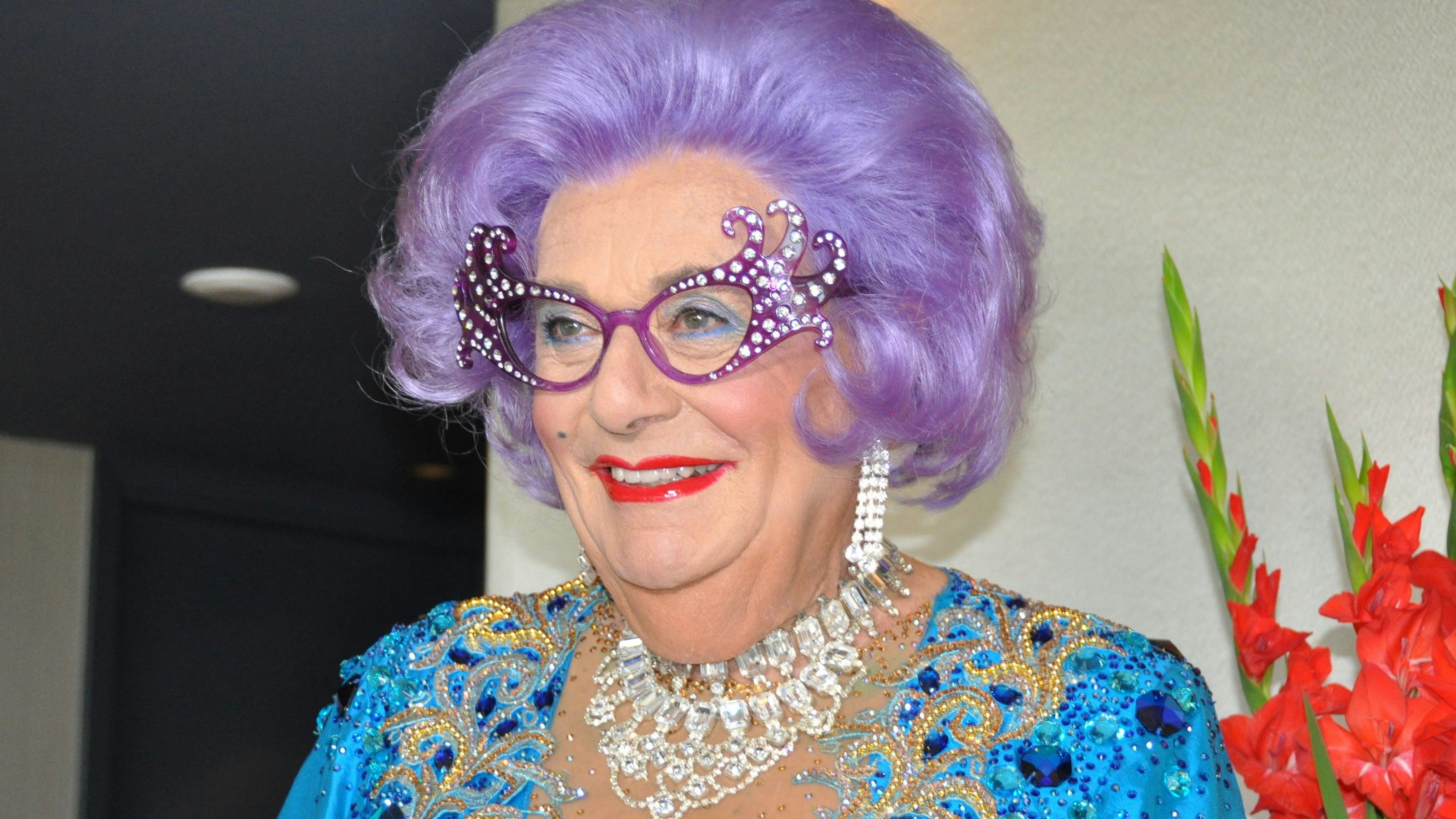 Download von www.picturedesk.com am 22.04.2023 (14:27).  Dame Edna Everage at Crown Perth on Tuesday, Jan. 8, 2013. Barry Humphries is wrapping up his final national tour with alter egos Dame Edna, Sir Les Patterson and Sandy Stone in Perth next month. (AAP Image/Angie Raphael) - 20130109_PD0001 - Rechteinfo: Rights Managed (RM)