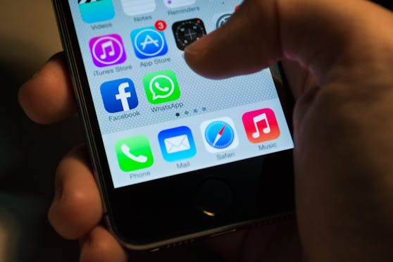 Police warn everyone about completely new WhatsApp scam 1 The scammers exploit a vulnerability in the authentication of some users. (Symbolic image)