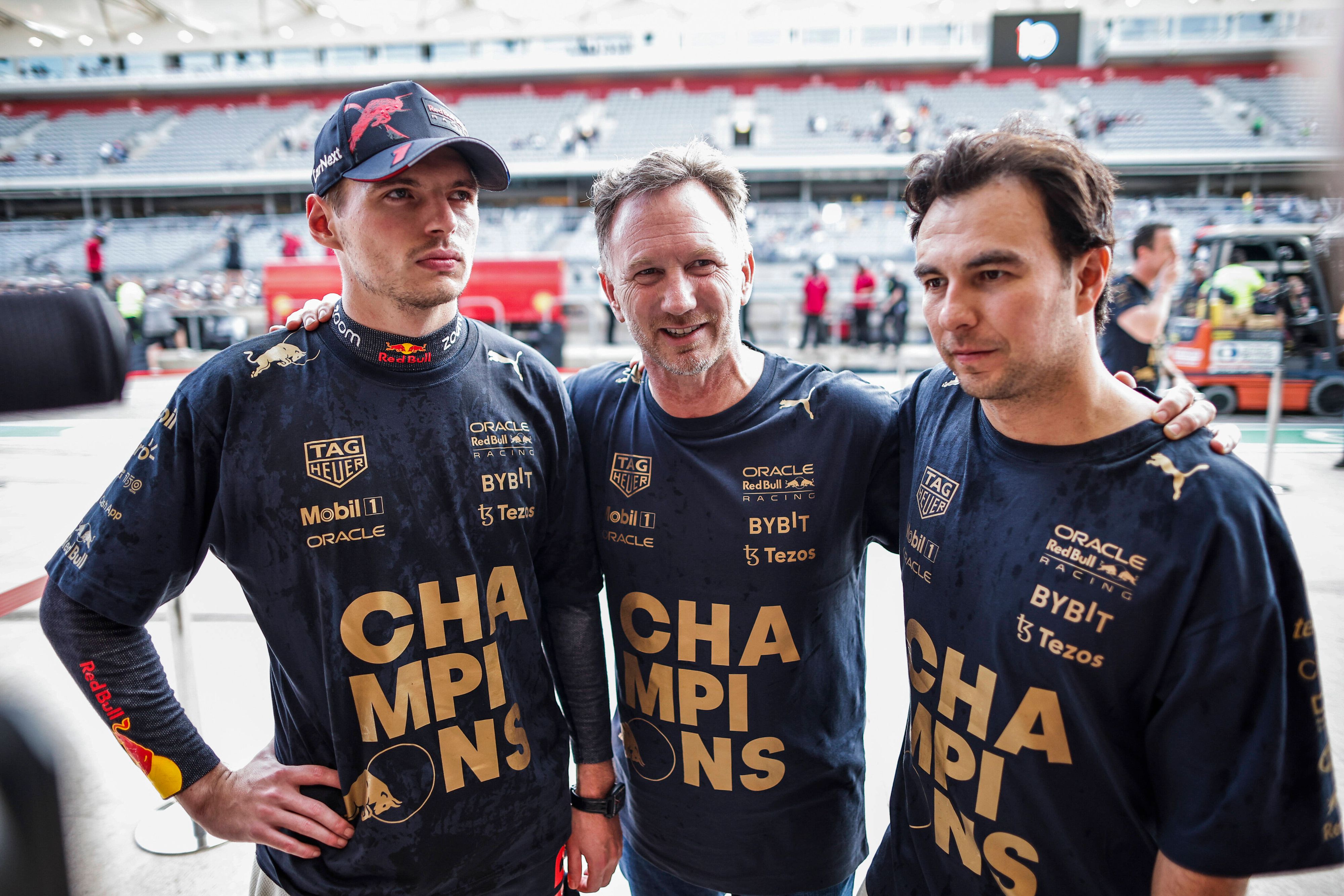 Max Verstappen mit Christian Horner und Sergio Perez