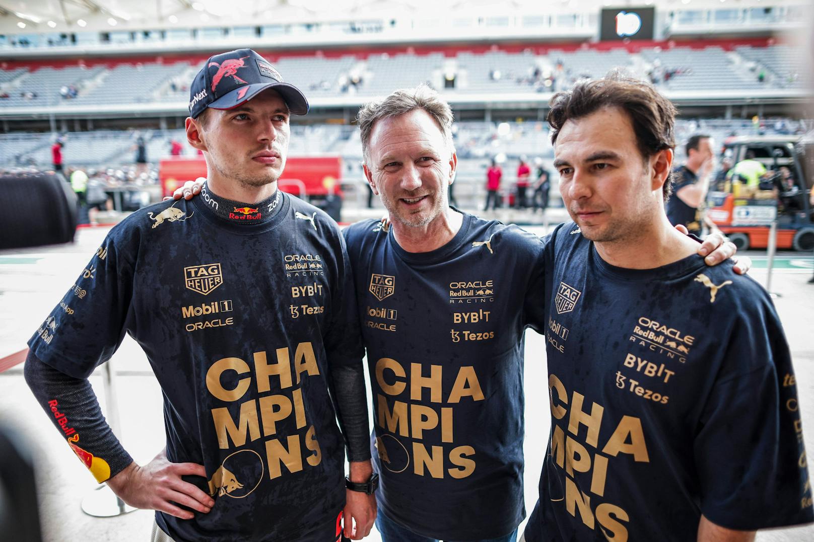 Max Verstappen mit Christian Horner und Sergio Perez