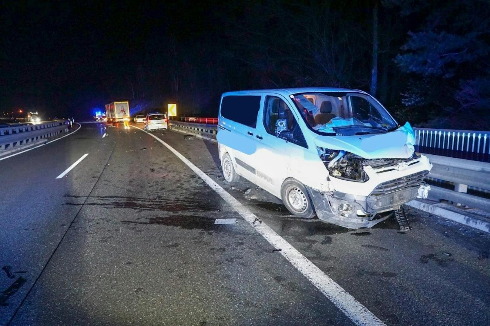 In der Nacht auf Samstag wurden Beamte der Autobahnpolizei Warth sowie der Autobahnmeisterei Warth zu einem gemeldeten Geisterfahrer auf die A2 zwischen dem Knoten Seebenstein und Grimmenstein alarmiert. Kurze Zeit später kam es auf der A2 in Richtung Wien zu einem folgenschweren Geisterfahrerunfall.