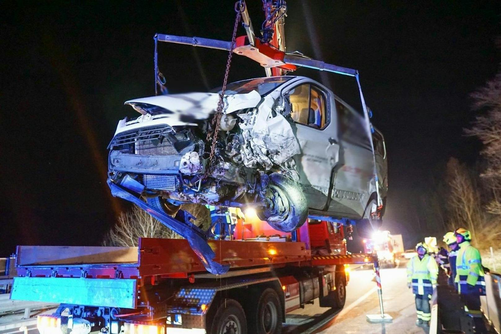 In der Nacht auf Samstag wurden Beamte der Autobahnpolizei Warth sowie der Autobahnmeisterei Warth zu einem gemeldeten Geisterfahrer auf die A2 zwischen dem Knoten Seebenstein und Grimmenstein alarmiert. Kurze Zeit später kam es auf der A2 in Richtung Wien zu einem folgenschweren Geisterfahrerunfall.