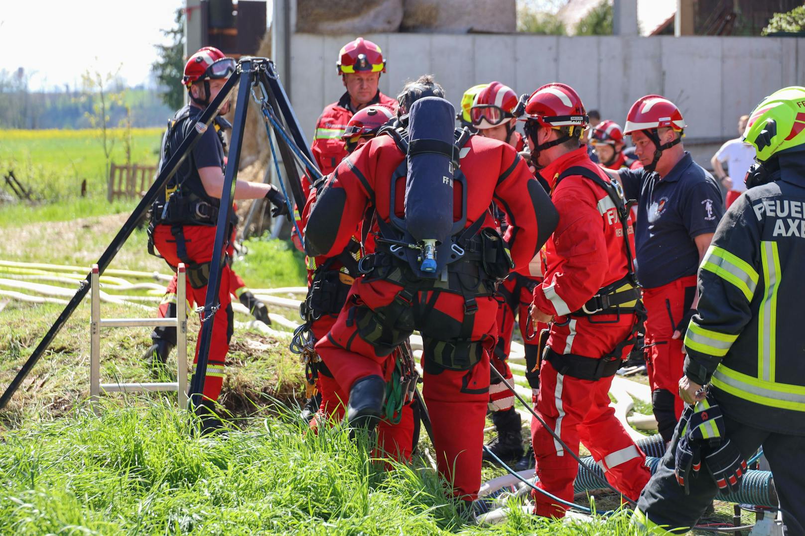 Nachdem die Jauchegrube abgepumpt war, stiegen die Höhenretter mit schwerem Atemschutz in die Grube