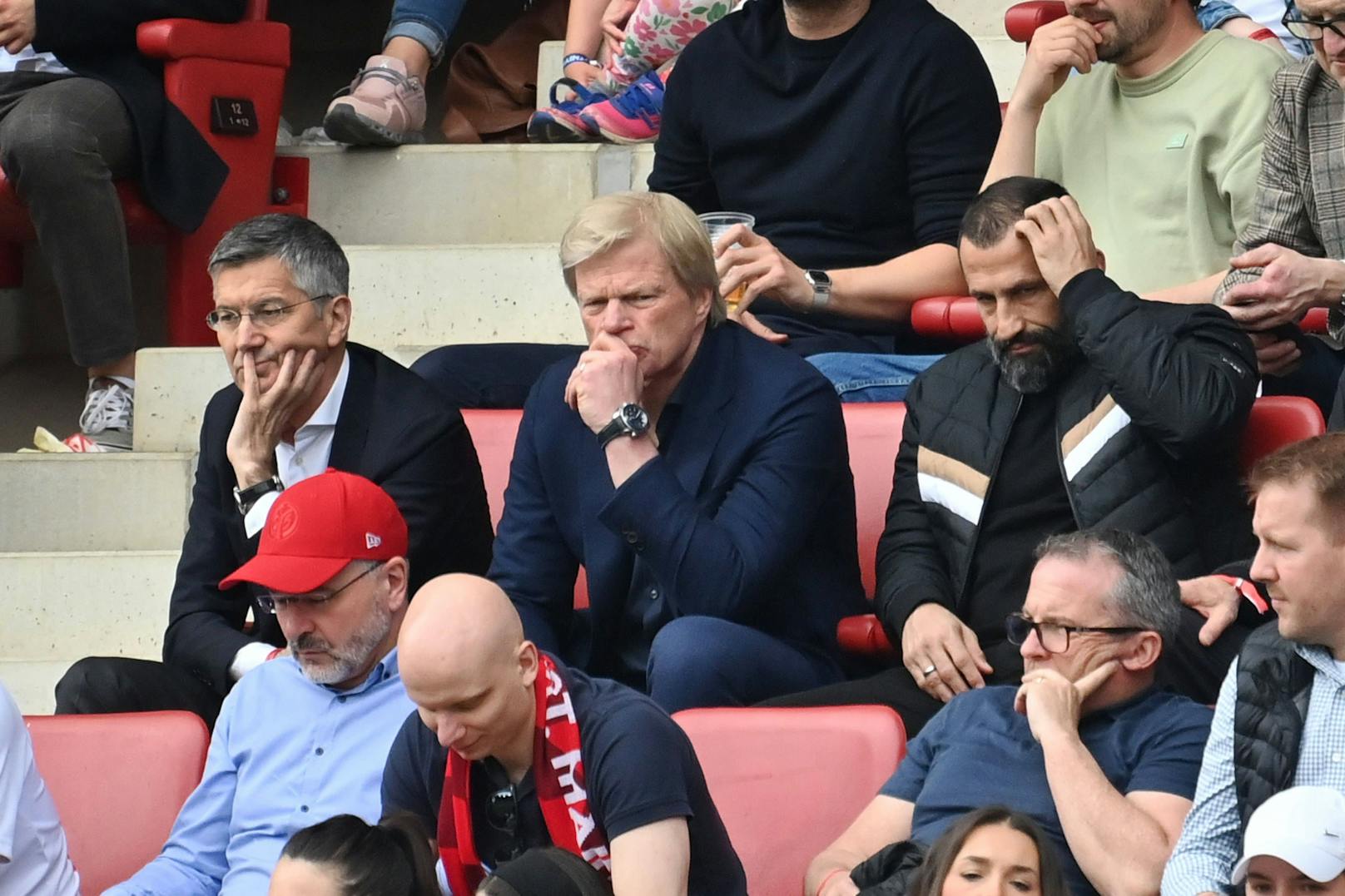 Der Bayern-Führungsetage rund um Oliver  Kahn platzte nach der Pleite in Mainz der Kragen. 