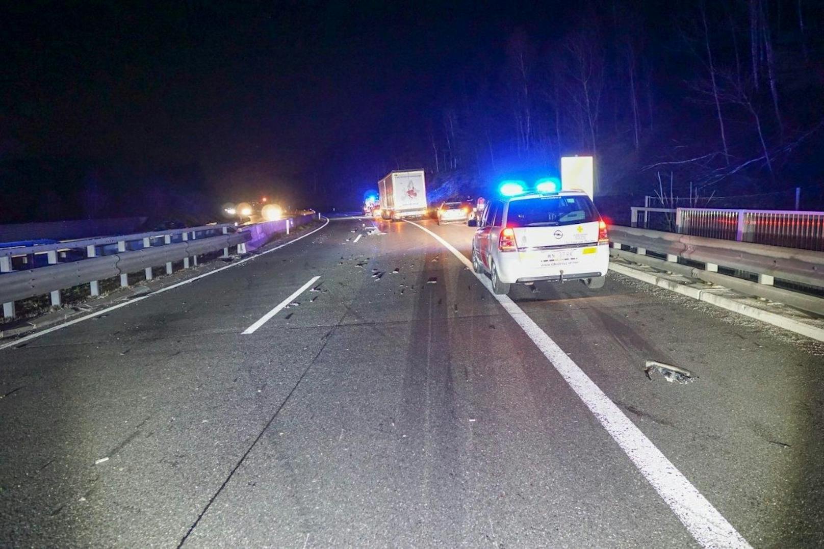 In der Nacht auf Samstag wurden Beamte der Autobahnpolizei Warth sowie der Autobahnmeisterei Warth zu einem gemeldeten Geisterfahrer auf die A2 zwischen dem Knoten Seebenstein und Grimmenstein alarmiert. Kurze Zeit später kam es auf der A2 in Richtung Wien zu einem folgenschweren Geisterfahrerunfall.