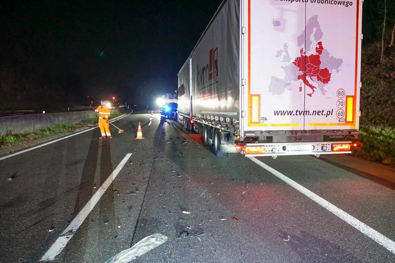 In der Nacht auf Samstag wurden Beamte der Autobahnpolizei Warth sowie der Autobahnmeisterei Warth zu einem gemeldeten Geisterfahrer auf die A2 zwischen dem Knoten Seebenstein und Grimmenstein alarmiert. Kurze Zeit später kam es auf der A2 in Richtung Wien zu einem folgenschweren Geisterfahrerunfall.