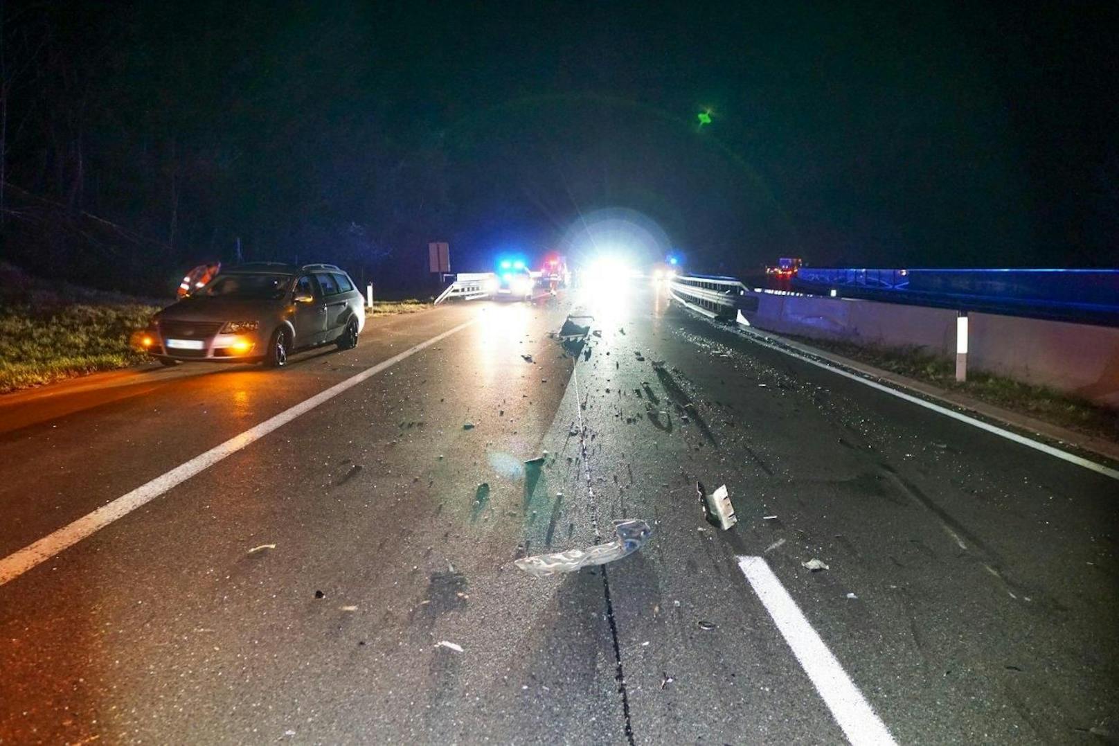 In der Nacht auf Samstag wurden Beamte der Autobahnpolizei Warth sowie der Autobahnmeisterei Warth zu einem gemeldeten Geisterfahrer auf die A2 zwischen dem Knoten Seebenstein und Grimmenstein alarmiert. Kurze Zeit später kam es auf der A2 in Richtung Wien zu einem folgenschweren Geisterfahrerunfall.