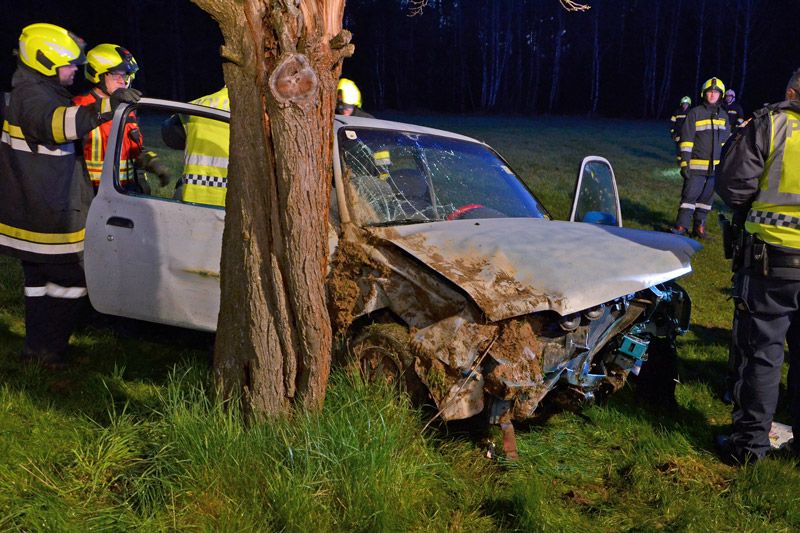 Ein mit fünf Personen besetzter Pkw kam von der Straße ab und überschlug sich mehrmals.
