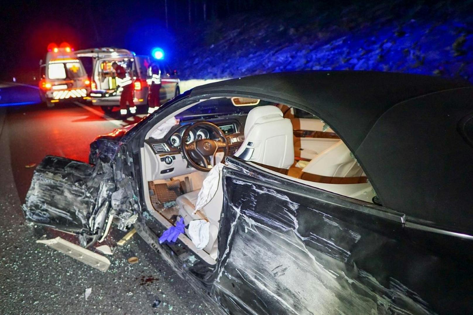 In der Nacht auf Samstag wurden Beamte der Autobahnpolizei Warth sowie der Autobahnmeisterei Warth zu einem gemeldeten Geisterfahrer auf die A2 zwischen dem Knoten Seebenstein und Grimmenstein alarmiert. Kurze Zeit später kam es auf der A2 in Richtung Wien zu einem folgenschweren Geisterfahrerunfall.