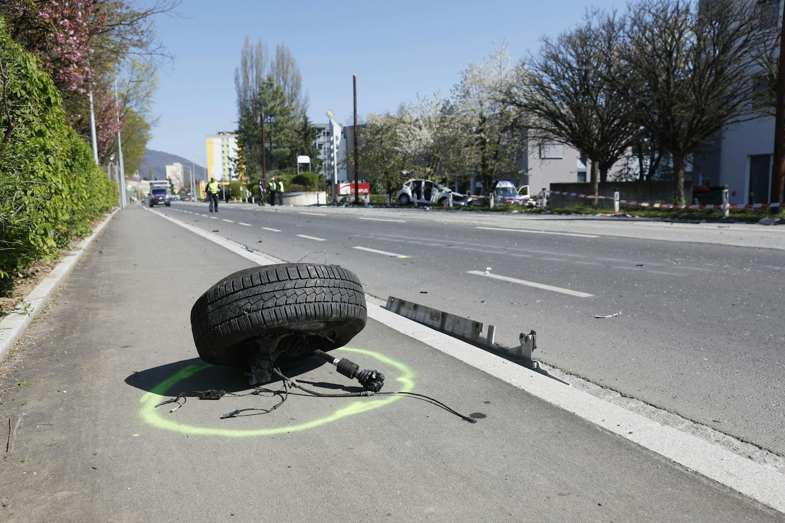 Der junge Mann ergriff nach der Tat mit seinem BMW die Flucht und es kam in der angrenzenden Straßganger Straße zu einer Kollision mit einem entgegenkommenden Pkw – dabei wurde der Lenker des Fahrzeugs tödlich verletzt.