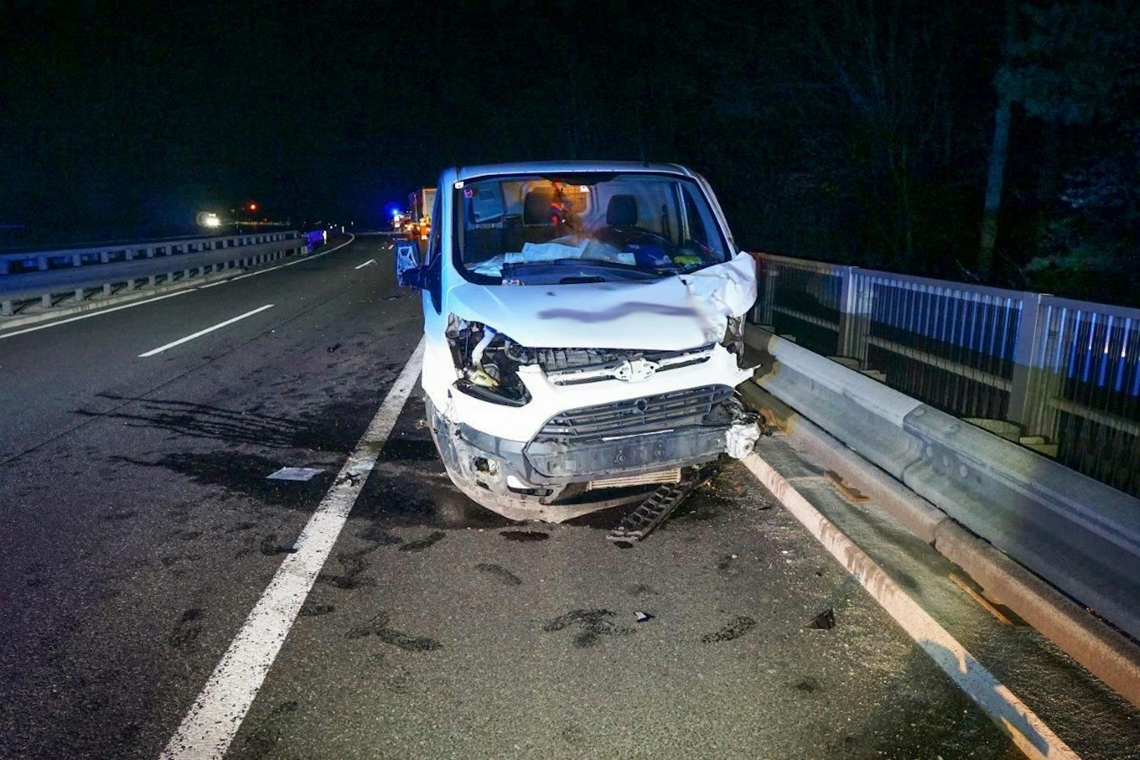 In der Nacht auf Samstag wurden Beamte der Autobahnpolizei Warth sowie der Autobahnmeisterei Warth zu einem gemeldeten Geisterfahrer auf die A2 zwischen dem Knoten Seebenstein und Grimmenstein alarmiert. Kurze Zeit später kam es auf der A2 in Richtung Wien zu einem folgenschweren Geisterfahrerunfall.