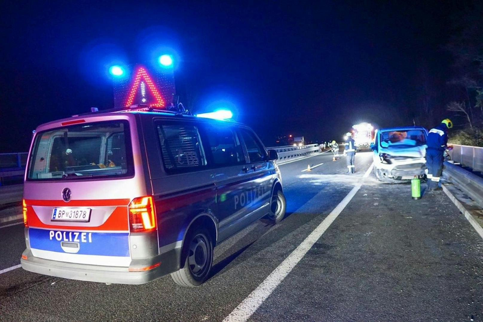 In der Nacht auf Samstag wurden Beamte der Autobahnpolizei Warth sowie der Autobahnmeisterei Warth zu einem gemeldeten Geisterfahrer auf die A2 zwischen dem Knoten Seebenstein und Grimmenstein alarmiert. Kurze Zeit später kam es auf der A2 in Richtung Wien zu einem folgenschweren Geisterfahrerunfall.