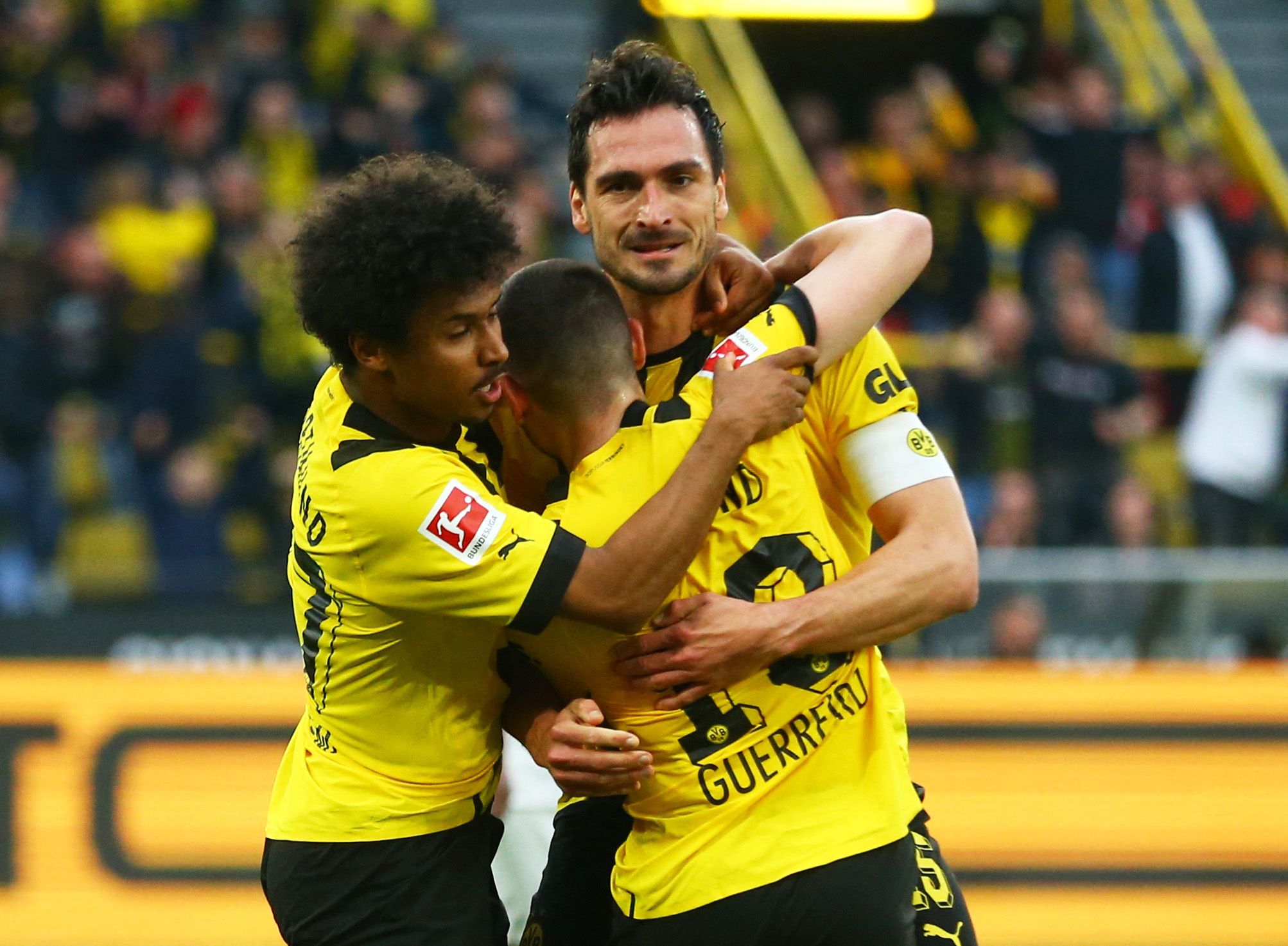 Borussia Dortmund fertigt Eintracht Frankfurt ab und ist nun Tabellenführer. 