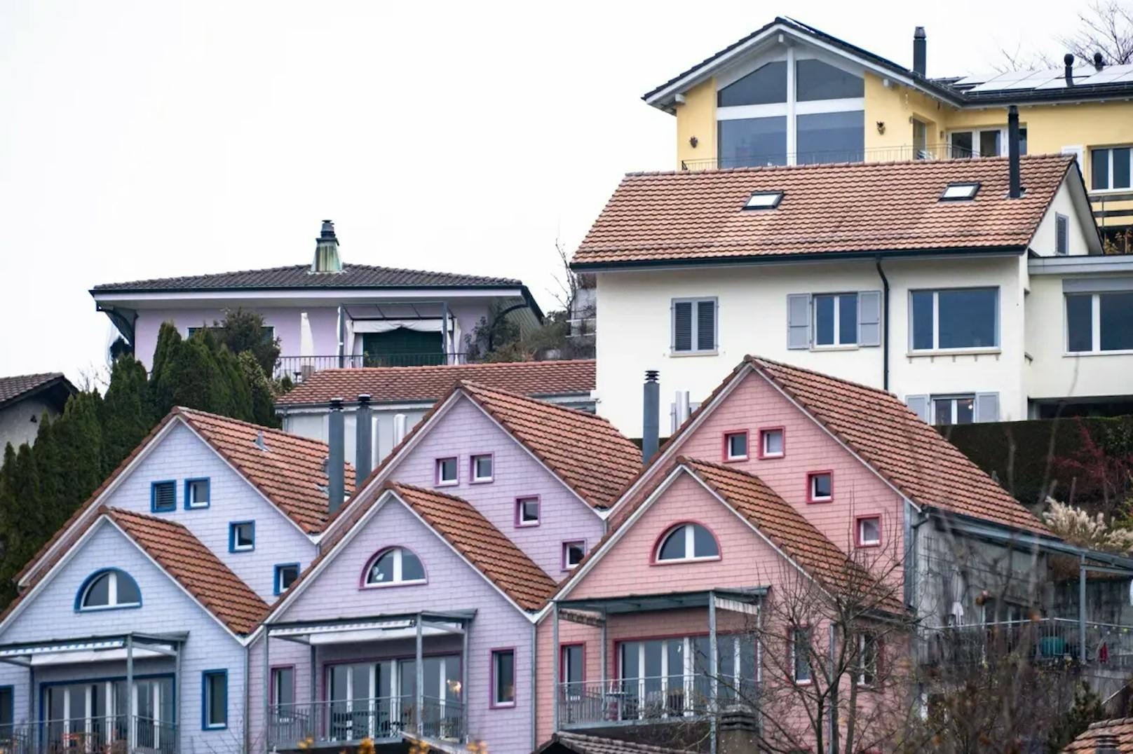 "Über uns wohnt unsere Nachbarin, die uns mit ihrem extrem lauten Geschlechtsverkehr, ihren lauten Telefongesprächen oder mit ihrem hysterischen Lachen wach hält", erzählt Y. W..