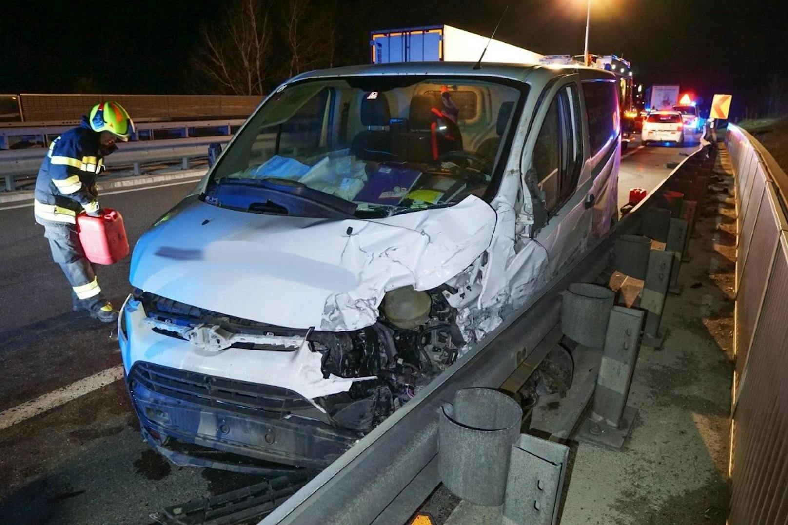 In der Nacht auf Samstag wurden Beamte der Autobahnpolizei Warth sowie der Autobahnmeisterei Warth zu einem gemeldeten Geisterfahrer auf die A2 zwischen dem Knoten Seebenstein und Grimmenstein alarmiert. Kurze Zeit später kam es auf der A2 in Richtung Wien zu einem folgenschweren Geisterfahrerunfall.