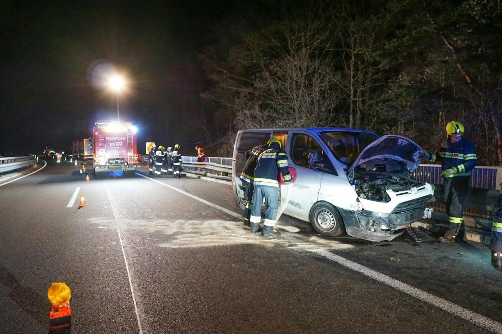 In der Nacht auf Samstag wurden Beamte der Autobahnpolizei Warth sowie der Autobahnmeisterei Warth zu einem gemeldeten Geisterfahrer auf die A2 zwischen dem Knoten Seebenstein und Grimmenstein alarmiert. Kurze Zeit später kam es auf der A2 in Richtung Wien zu einem folgenschweren Geisterfahrerunfall.