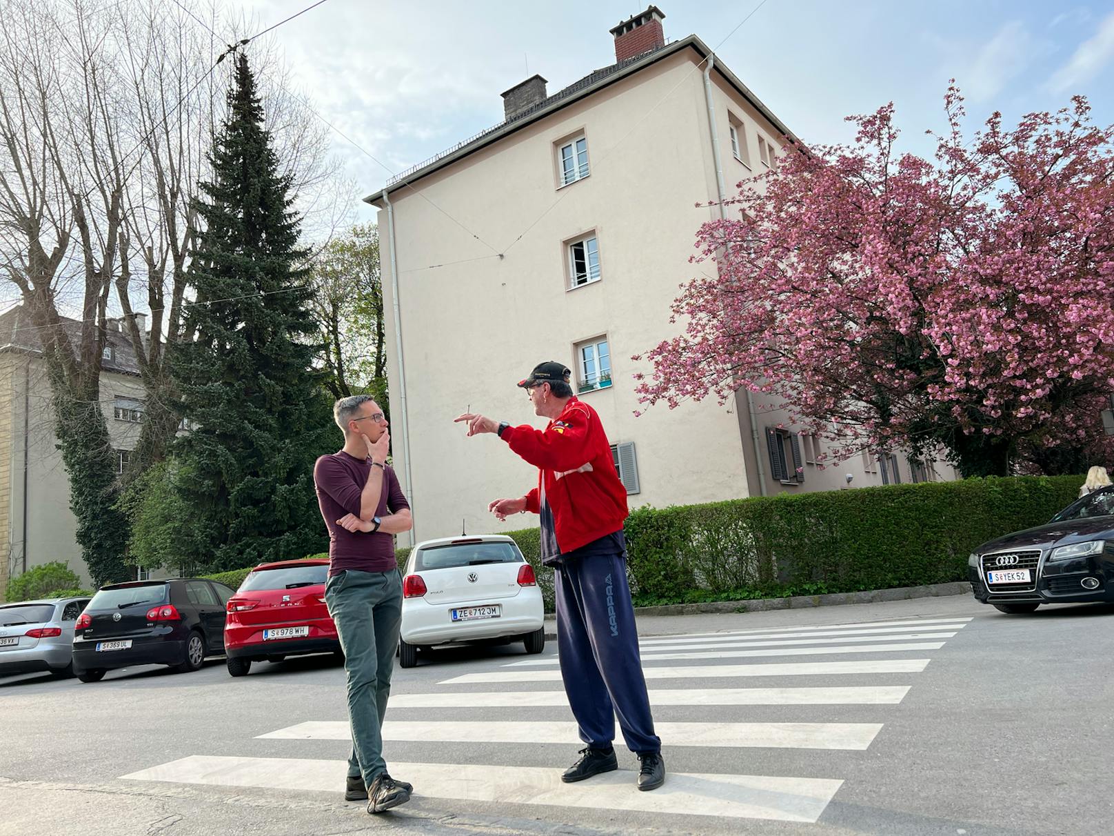 Ein Invaliditäts-Betroffener spricht Dankl an – er schildert, dass er keinen Heizkostenzuschuss bekomme. Dankl spricht mit dem Mann, notiert sich seine Nummer und will ihn kommende Woche kontaktieren.